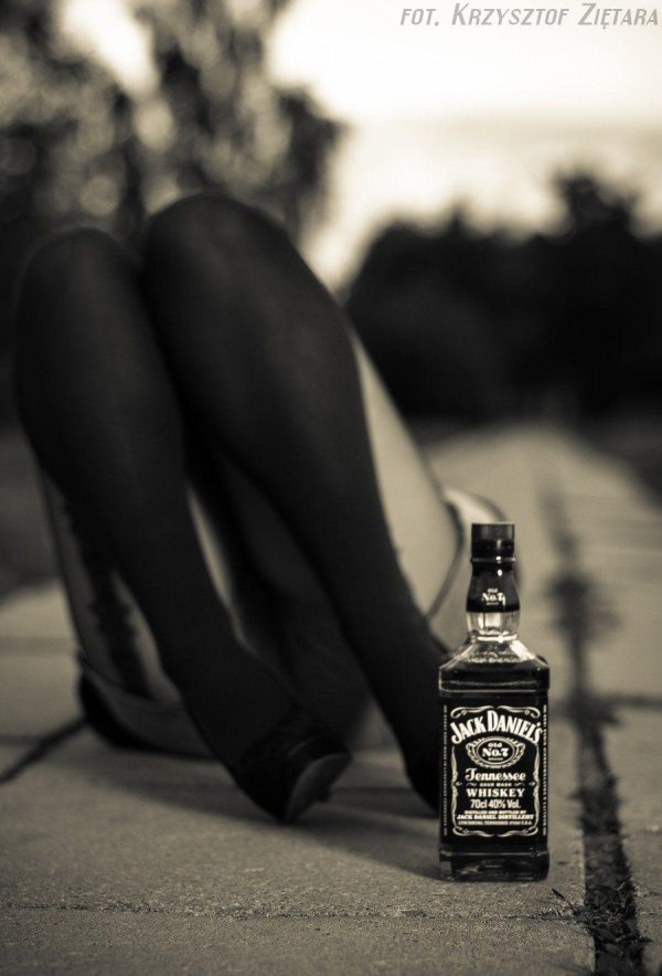 Девушка с бутылкой