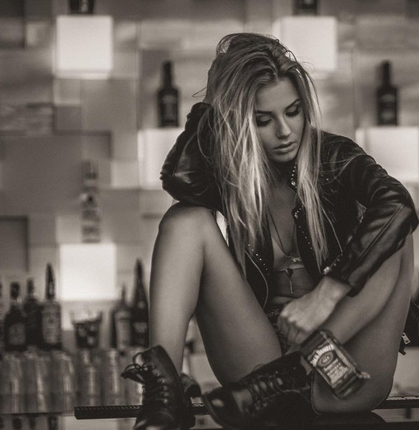 Девушка с бутылкой