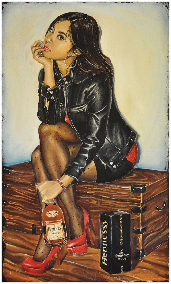 Девушка с бутылкой