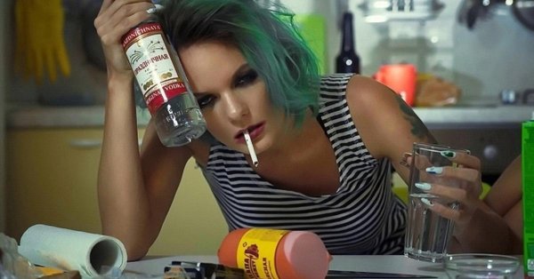 Девушка с бутылкой