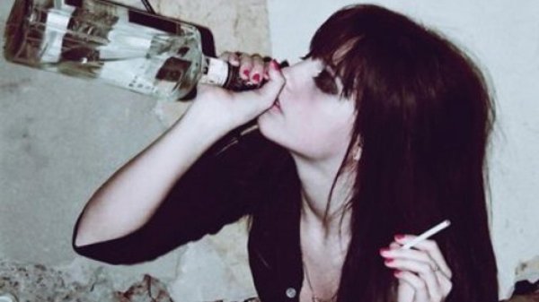 Девушка с бутылкой