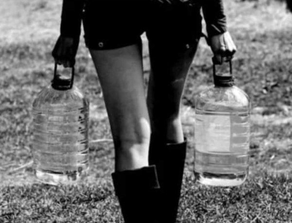 Девушка с бутылкой