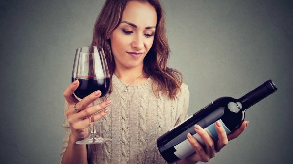 Девушка с бутылкой