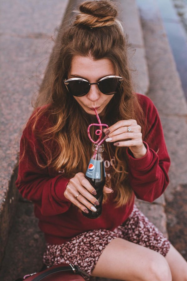 Девушка с бутылкой