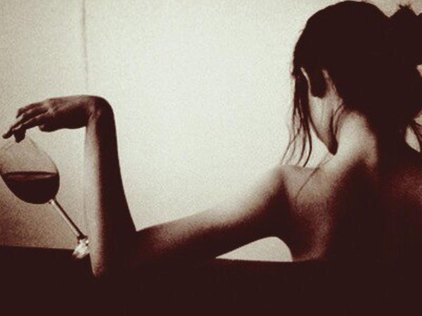 Девушка с бутылкой