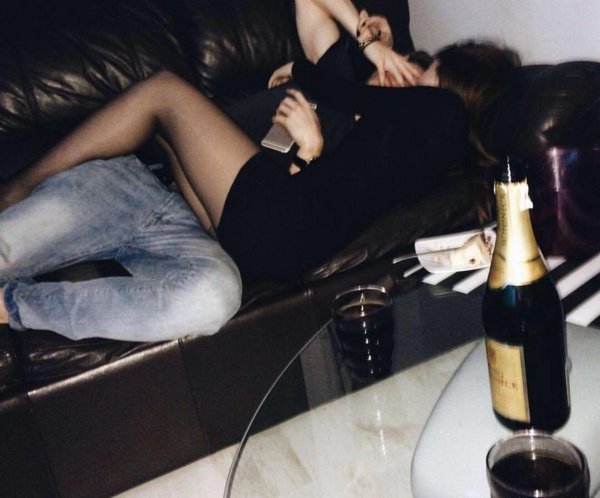 Девушка с бутылкой