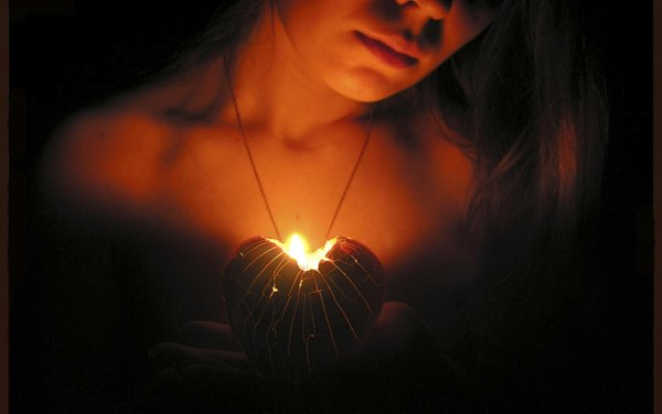 Девушка и свеча