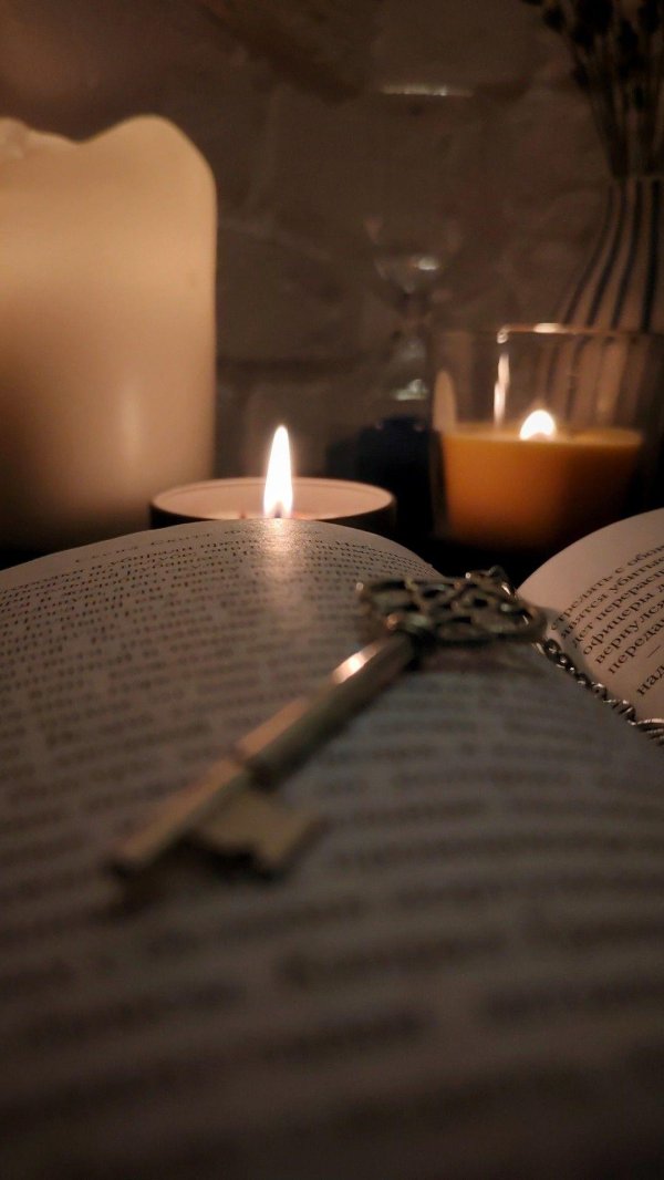 Девушка и свеча