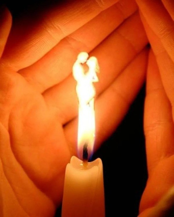 Девушка и свеча