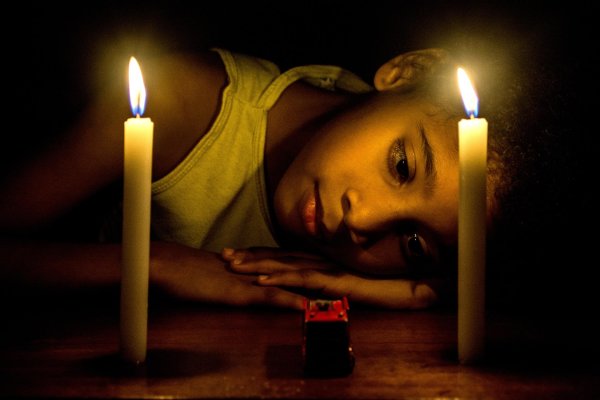 Девушка и свеча