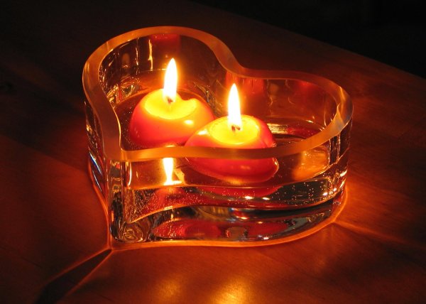 Девушка и свеча