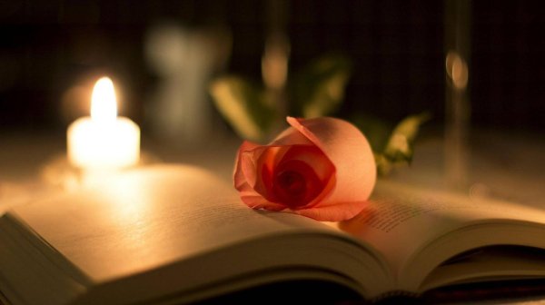 Девушка и свеча