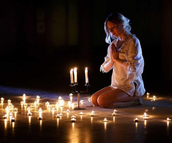 Девушка и свеча