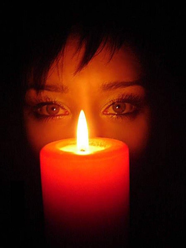Девушка и свеча