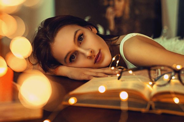 Девушка и свеча