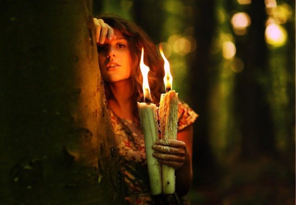 Девушка и свеча