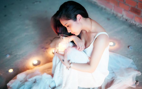 Девушка и свеча