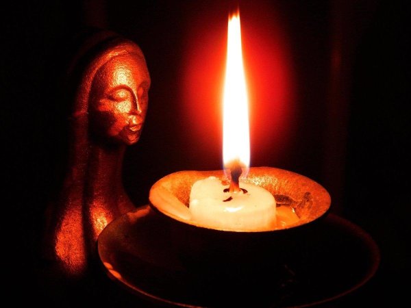 Девушка и свеча