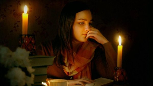 Девушка и свеча