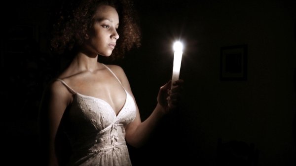 Девушка и свеча