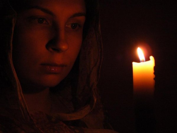 Девушка и свеча