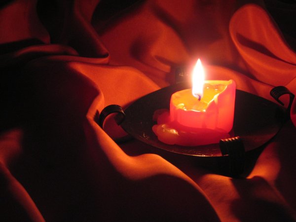 Девушка и свеча