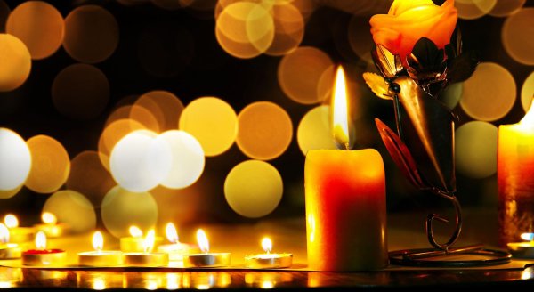 Девушка и свеча