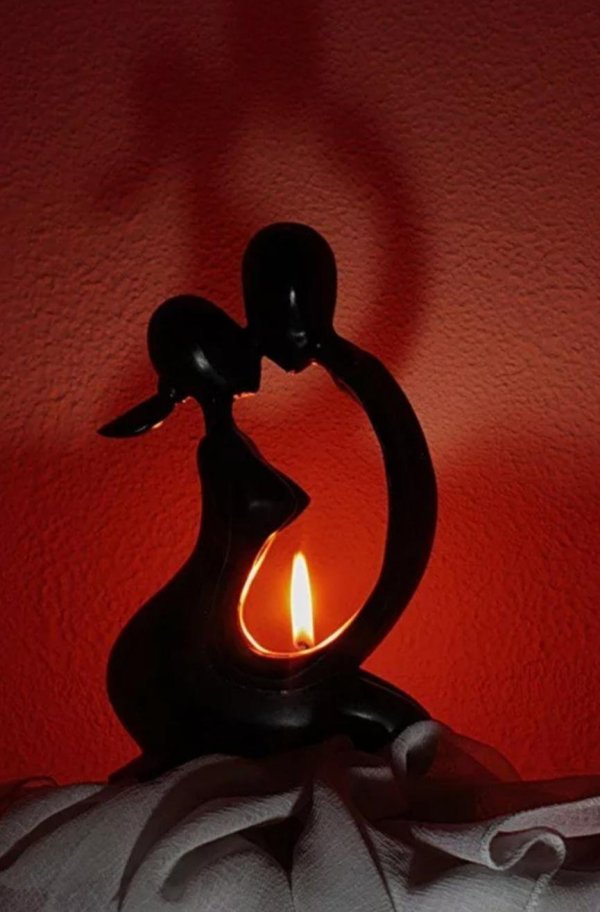 Девушка и свеча