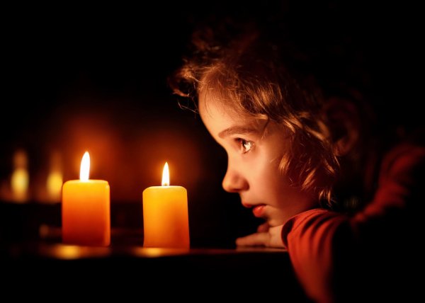 Девушка и свеча