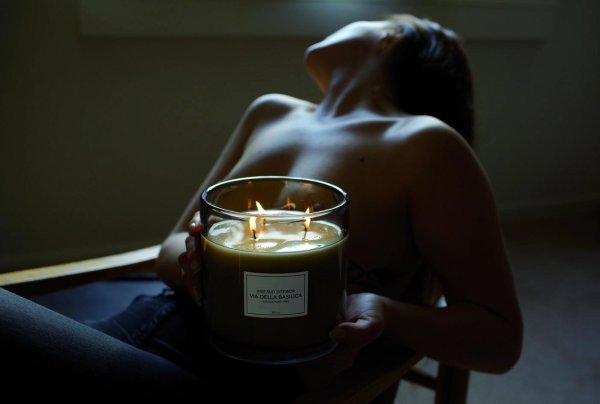 Девушка и свеча