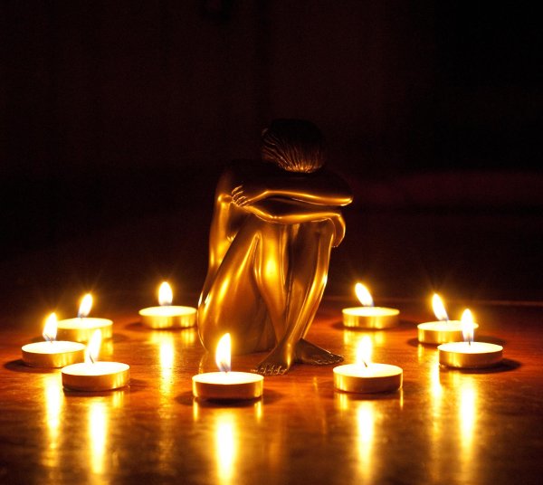 Девушка и свеча