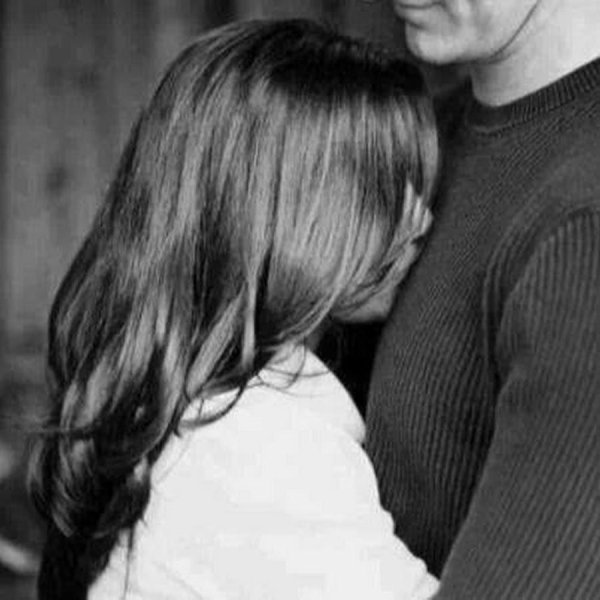 Девушка обнимает мужчину