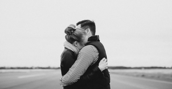 Девушка обнимает мужчину