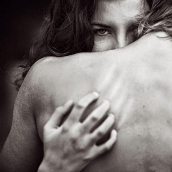 Девушка обнимает мужчину