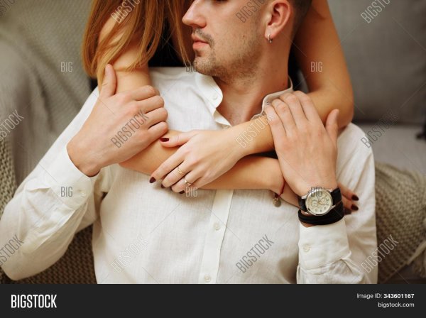 Девушка обнимает мужчину