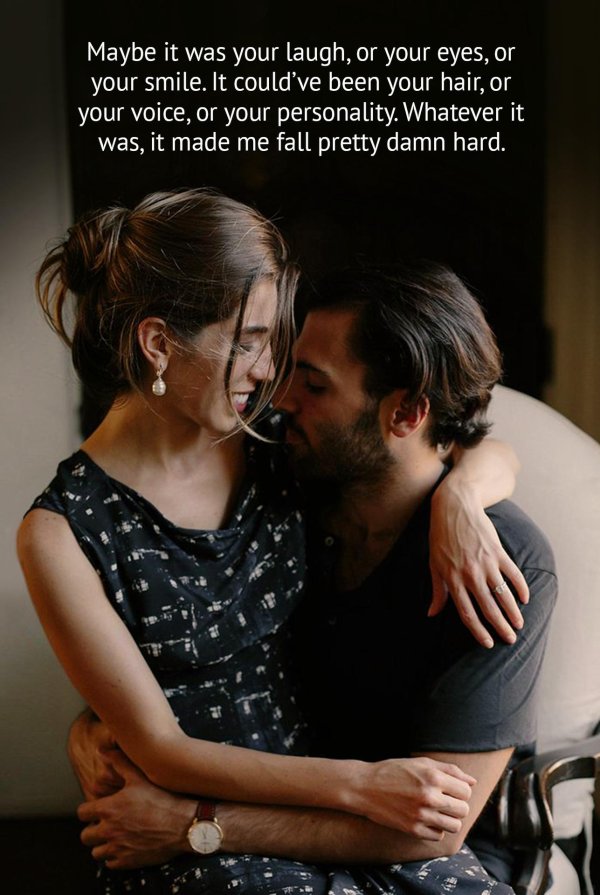 Девушка обнимает мужчину