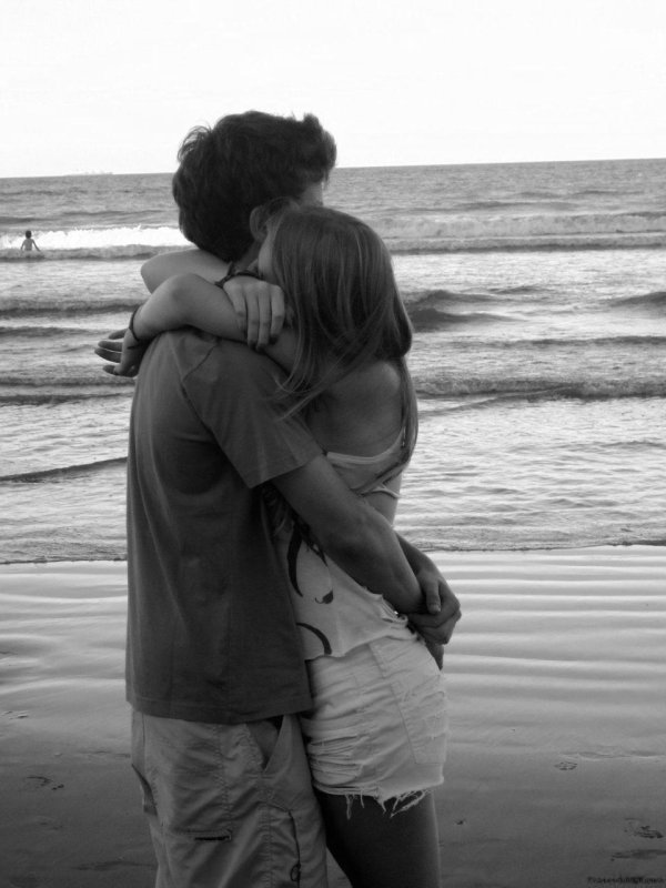 Девушка обнимает мужчину