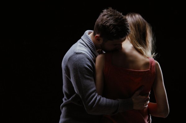 Девушка обнимает мужчину