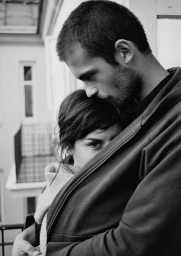 Девушка обнимает мужчину