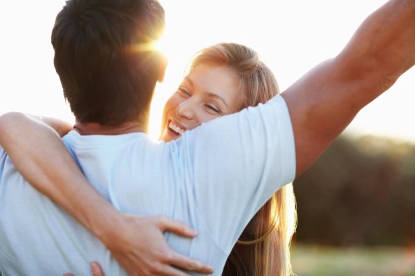 Девушка обнимает мужчину