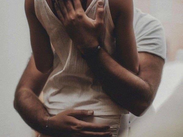 Девушка обнимает мужчину