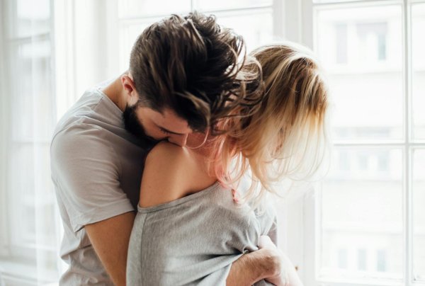 Девушка обнимает мужчину