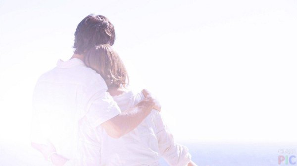 Девушка обнимает мужчину