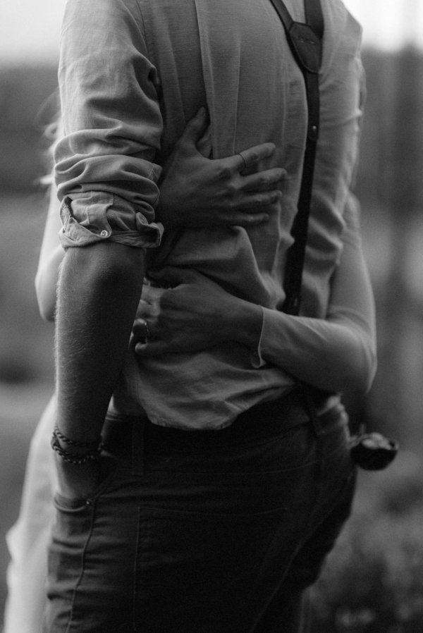 Девушка обнимает мужчину