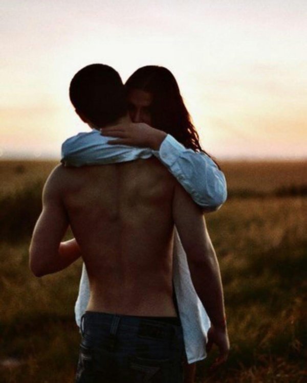 Девушка обнимает мужчину