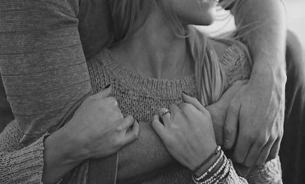 Девушка обнимает мужчину