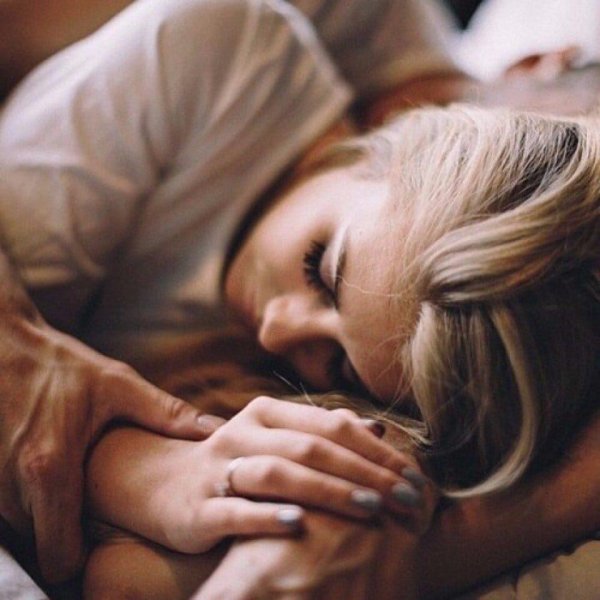 Девушка обнимает мужчину