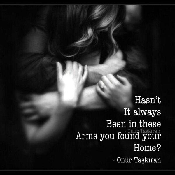 Девушка обнимает мужчину