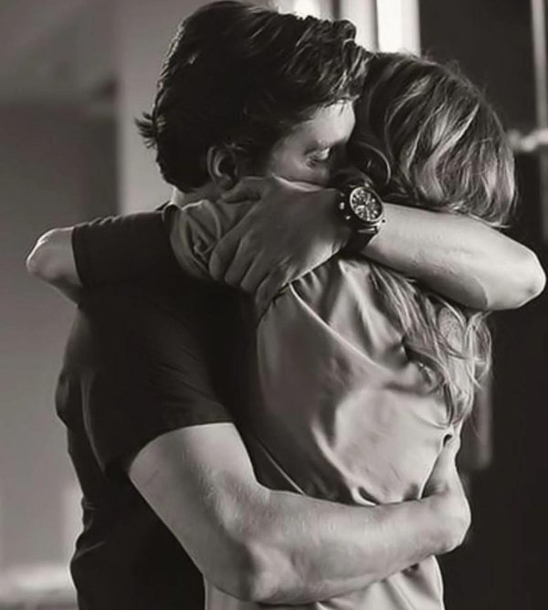 Девушка обнимает мужчину