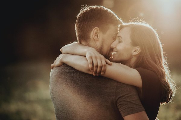 Девушка обнимает мужчину